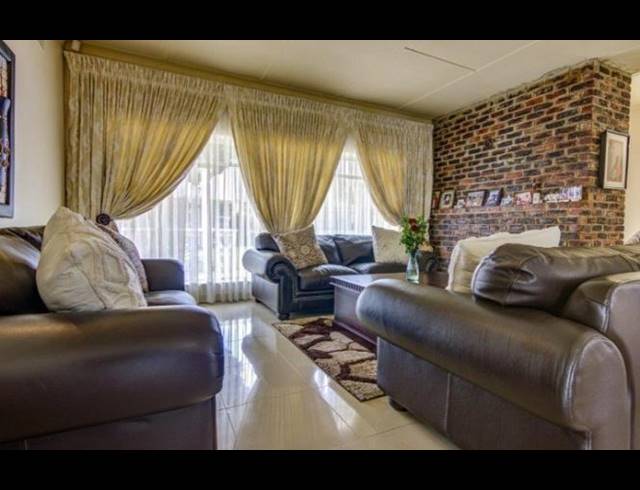 4 BEDROOM HOUSE FOR SALE IN KEMPTON PARK EXT 04